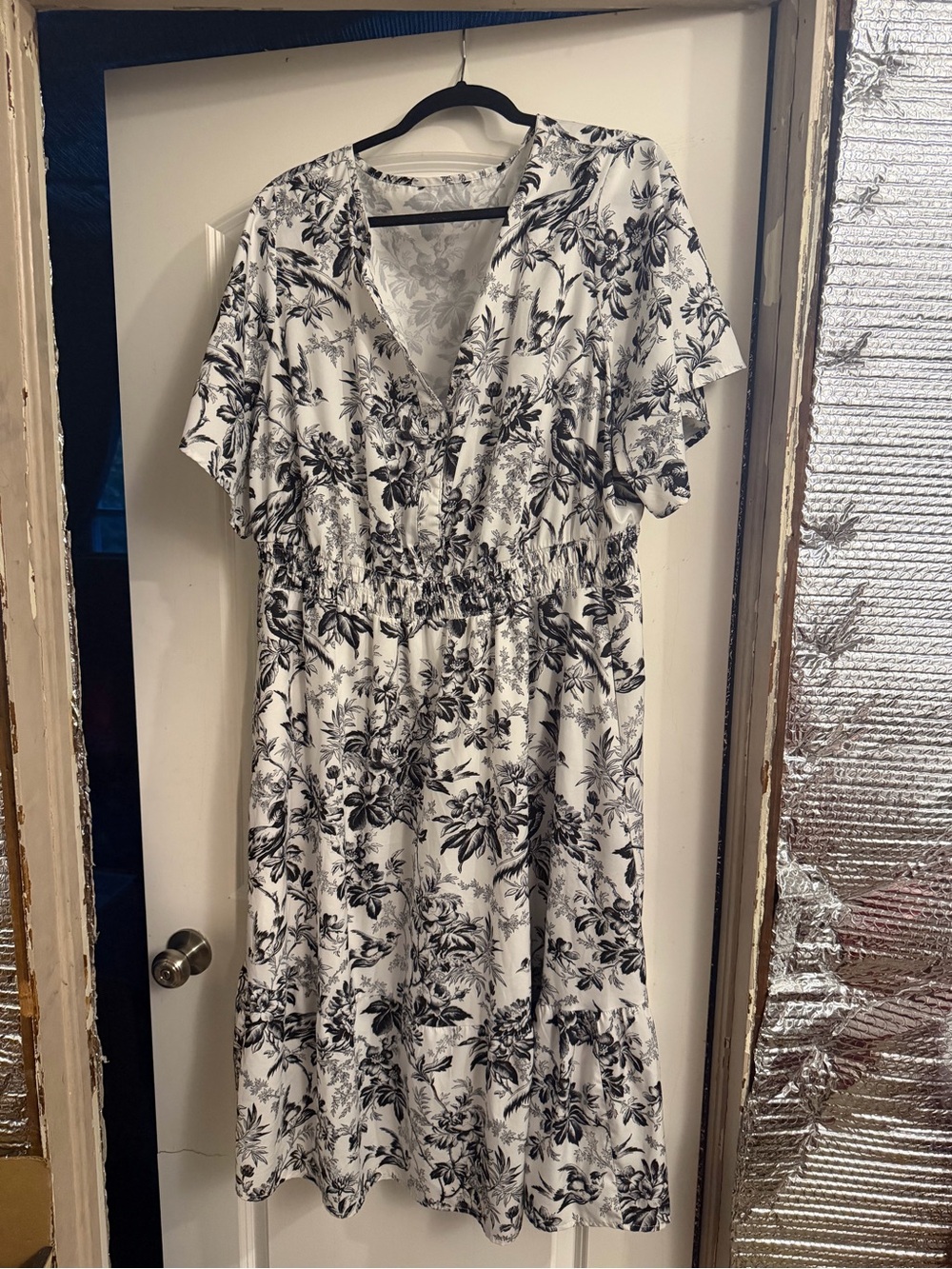 Women's Black & White Floral V-Neck Elastic Waist Dress